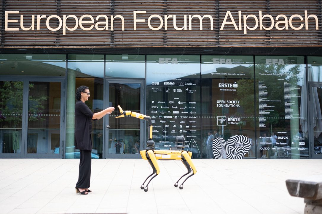 Sabine Singer mit Spot vor dem European Forum Alpbach