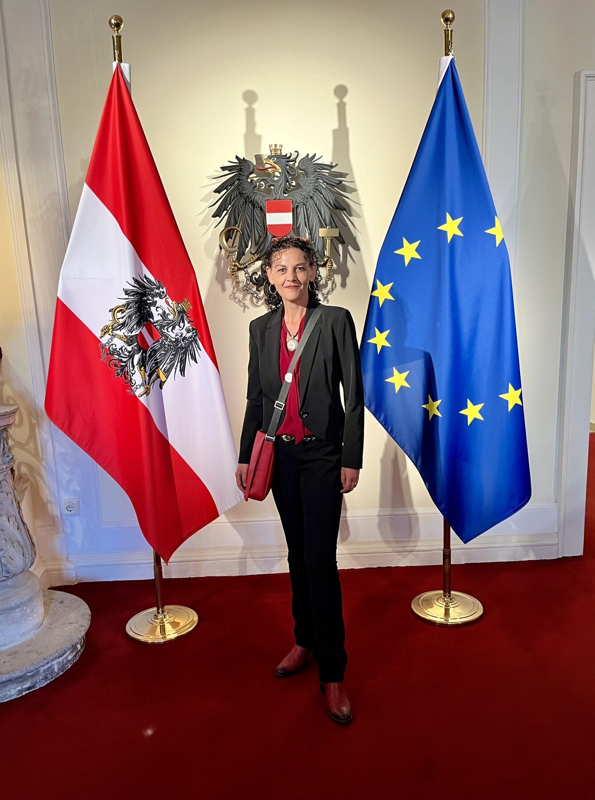 Sabine Singer zwischen Österreich- und EU-Fahne